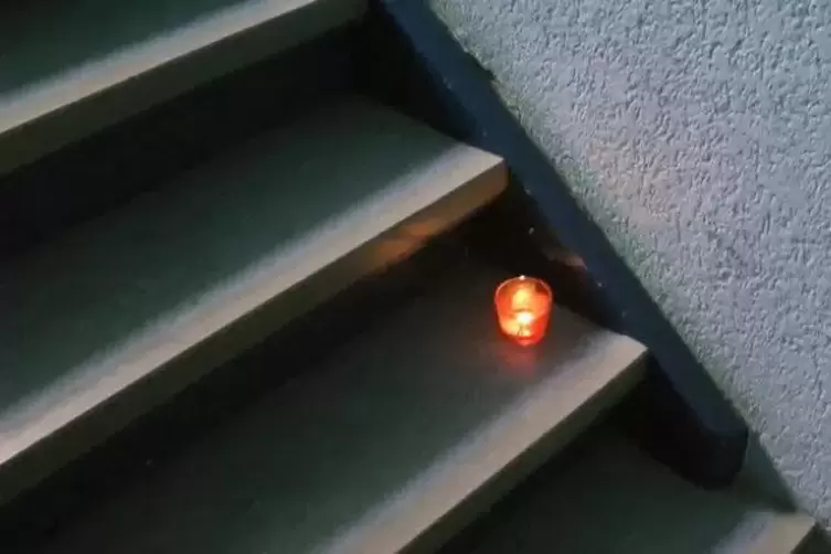 Kurz nach der Tat entzündete jemand im Treppenhaus vor der Wohnung des Opfers in Friesenheim eine Kerze. Archivoto: Marco Hanna 