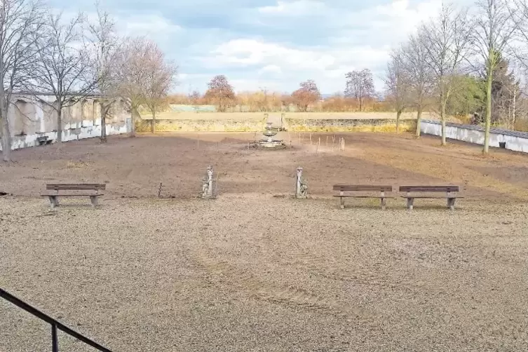 Vorbereitungen f&uuml;r die Neuanlage: Der Garten ist im Februar vollst&auml;ndig gerodet worden, wie der Blick von der Freitreppe zeigt. 