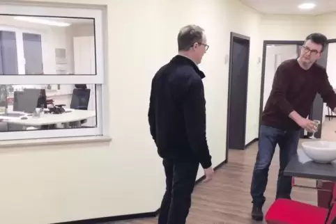 Darauf einen kühlen Schluck: Werksausschussmitglied Klaus Martin Weber (rechts) testete am Mittwoch im Gespräch mit Werkleiter E