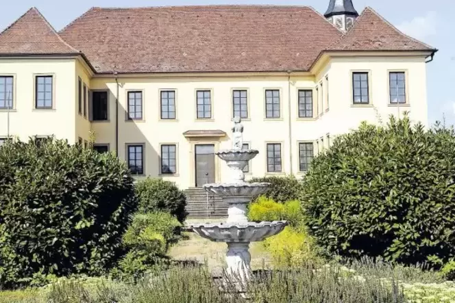 Der Schlossgarten vor rund fünf Jahren: bereits ziemlich zugewachsen.