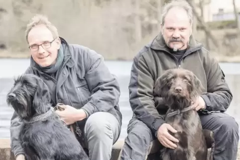 Sie sorgen im Landkreis Kaiserslautern bald für Nachwuchs bei einer alten, aber seltenen Rasse: Holger Rasch (links) und Herbert