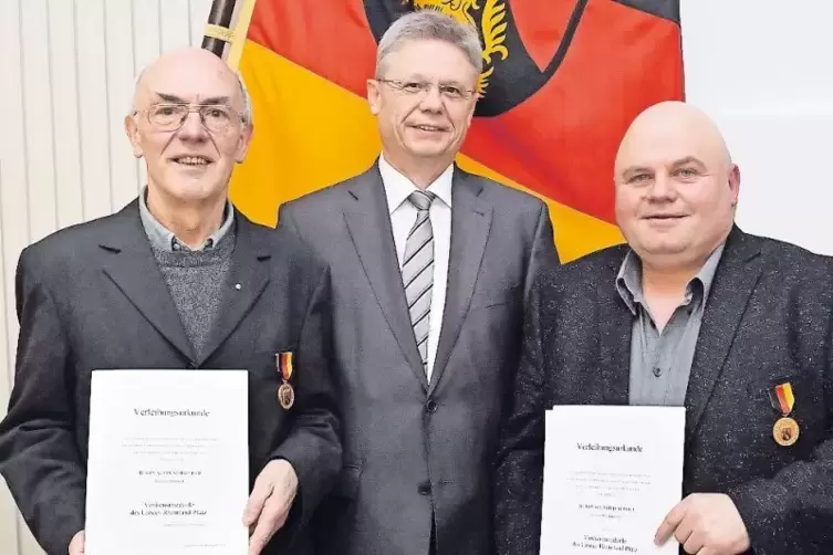 SGD-Präsident Hans-Jürgen Seimetz händigte Alois Schneider (links) und Wilfried Scholl (rechts) für ihr unermüdliches Engagement