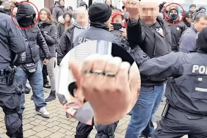 Vermummte Teilnehmer der AfD-Demo und ein Mann mit Ringen an der Schlaghand. Sekunden später schlägt er zu. Vermummte Teilnehmer der AfD-Demo und ein Mann mit Ringen an der Schlaghand. Sekunden später schlägt er zu.