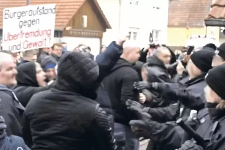 Teilnehmer der AfD-Demo dr&auml;ngen in der Rheinstra&szlig;e eine Polizeikette beiseite.