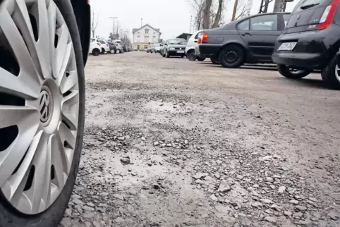 Der ausgefahrene Park&Ride-Platz am Bahnhof soll saniert und erweitert werden.