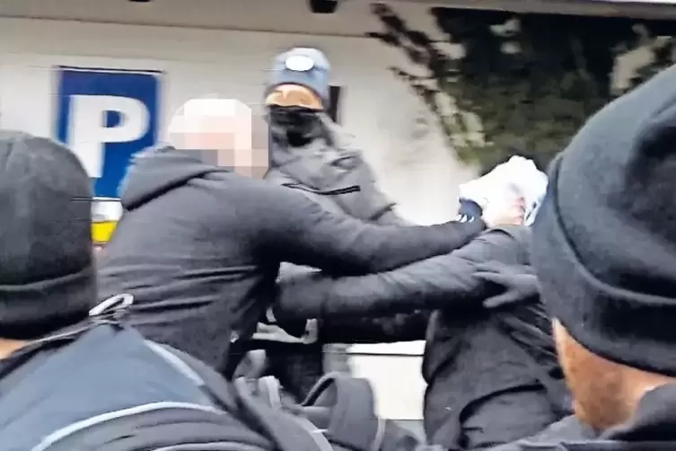 Rechter Schlag: Ein Teilnehmer der Kundgebung gegen Einwanderung durchbricht in Kandel eine Polizeikette und schlägt einen Gegen