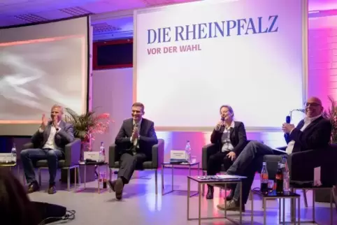 Neben heißen Diskussionen gab’s auch Platz für gute Laune: die Kandidaten Andreas Müller, Sven Eckert und Nadja Donauer sowie Re