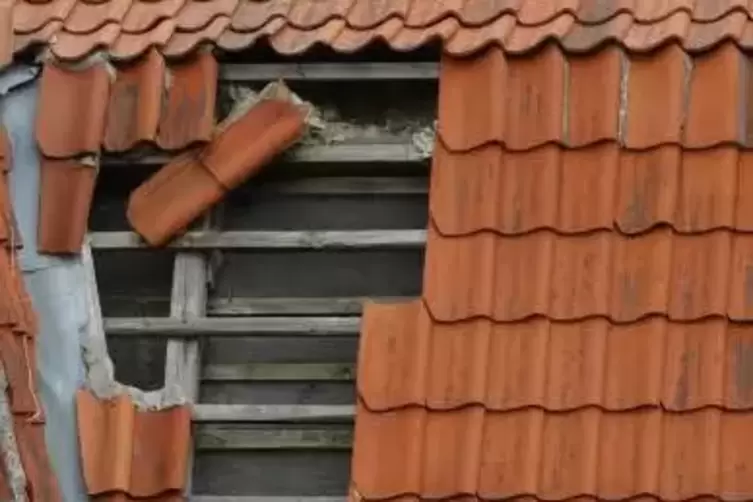 Angebliche Dachdecker ließen sich das mutmaßlich reparaturbedürftige Dach zeigen, entfernten einige Ziegel und machten sich aus 