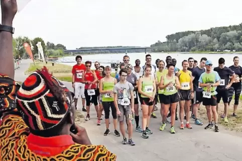 Start zum CCG-Rhein-Marathon 2017.