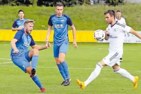 Im Training zurück: Jannick Immel (Mitte) im Spiel gegen FC Karbach, links Vereinskamerad Georg Ester.