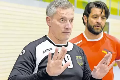 Auch in Besprechungen geht bei Alex Zimpelmann das meiste über kurze Signale. Seit Anfang des Jahres ist er Gehörlosen-Handball-