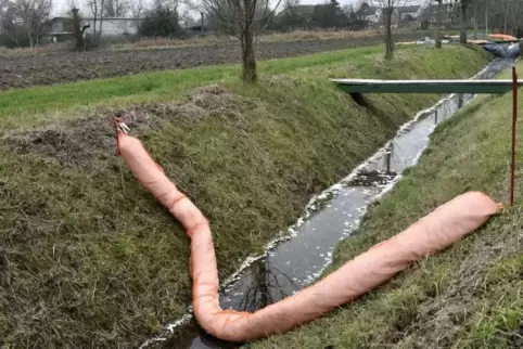 Seit Dezember wurde im Köstengraben gefundenes Heizöl mit Bindemittel und Sperren entsorgt. Archivfoto: Bolte 