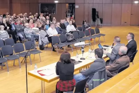 Ausgiebig diskutiert wurde bei der Versammlung im „Neuen Hof“.