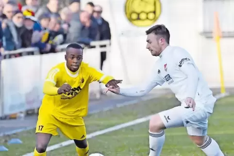 Duell um den Ball: (links) Raimundo Dombaxi (SV Morlautern ) wird von Fabian Poß (FV Diefflen) bedrängt. Das Bild zeigt eine Sze