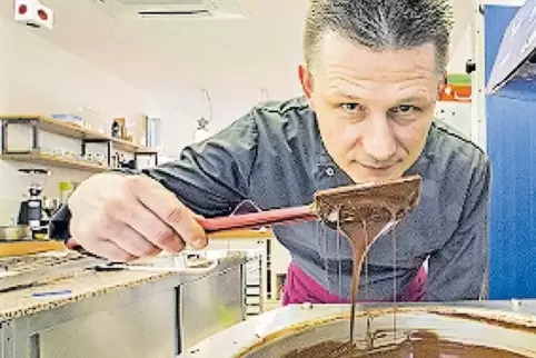 Georg Bernardini, 50, ist Mitbegründer der Confiserie Coppeneur. Er hat zwei Bücher über Schokolade geschrieben. Seit 2015 führt