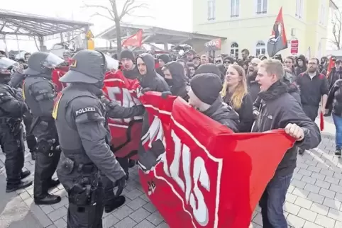Bereits am Bahnhof wurden vermummte Mitglieder der Antifa gestoppt. Erst nachdem sie erkennbar waren, durften sie weitermarschie