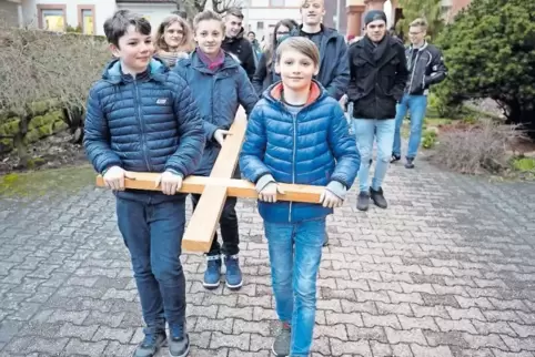 An der katholischen Kirche in Kindsbach nahm der Nachwuchs das Kreuz in die Hand und machte sich auf den Weg.