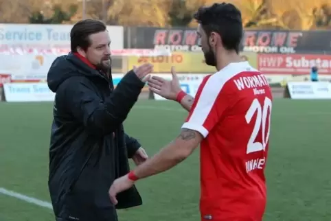 Durften sich auch am Sonntag in Offenbach abklatschen und über einen Punktgewinn freuen: Wormatia-Trainer Steven Jones (links) u