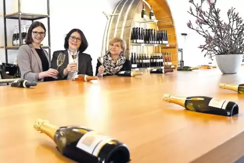Katharina Weisbrodt, Heike Kuhly und Dana Czlonka (von links) in der neuen Genießerlounge der Sektkellerei Schloss Wachenheim.