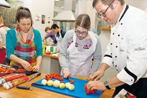 Blätterteigteilchen salzig und süß, Blaubeer-Zimtschnecken und mehr: Die Jugendlichen arbeiteten motiviert und konzentriert mit 