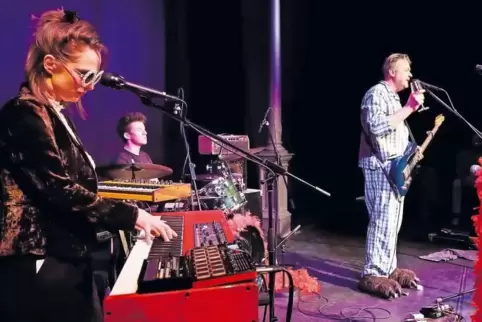 Macht dem Album-Titel „Hey Sexy“ alle Ehre: „Fortuna Ehrenfeld“ mit Martin Bechler in kariertem Pyjama und Braunbär-Pantoffeln.