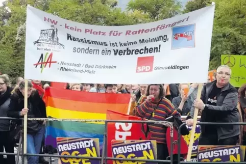 Rückblick: Im Oktober 2016 protestierten SPD-Anhänger gegen die Veranstaltung der AfD im Hambacher Schloss.