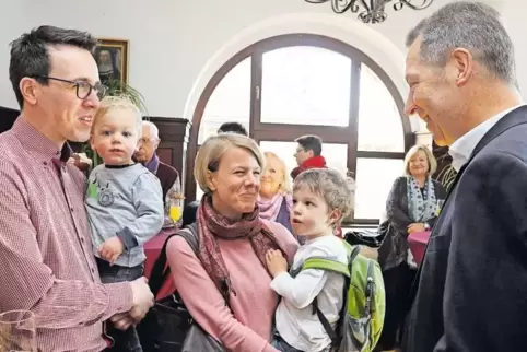 Willkommen: Bürgermeister Klaus Wagner (rechts) begrüßt (von links) Martin, Anton, Anika und Johann Scheuble.