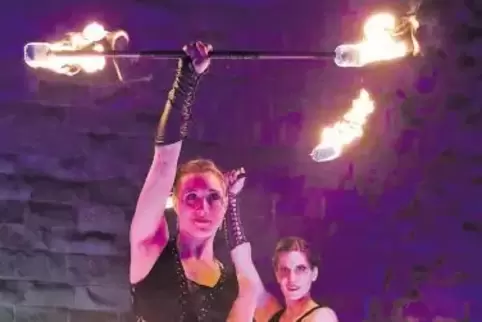 Licht aus, Spot an: Tänzerinnen zeigen in Neuleiningen eine Feuershow.