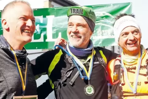 Die drei einzigen Teilnehmer aus dem Kuseler Landkreis glücklich am Ziel: Norbert Fehrentz (Lauterecken; Staffel), Peter Pfleger