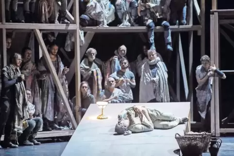 „Erbarmen“: Szene aus dem ersten Akt mit Gerald Finley und dem Chor.