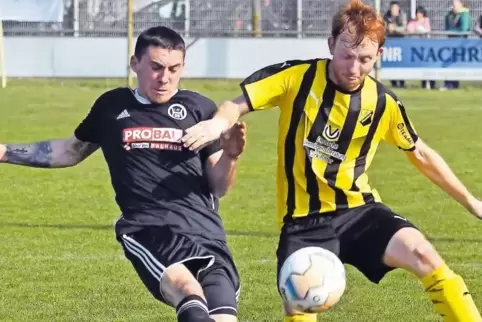 Im Zweikampf: 08-Spieler Bogdan-Daniel Griszhaber (links) und VfB-Fußballer Patrick Heilmann.