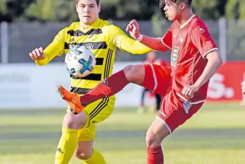Beherrschte den Gegner: der FCK II. Mohamed Morabet führt Marius Schafhaupt vom FV Dudenhofen vor.