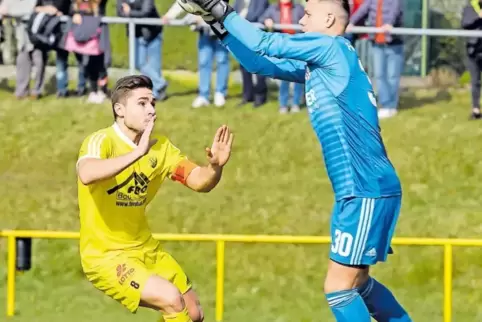 Nichts zu holen: Maurice Roth vom SV Morlautern scheitert an Torwart Enver Marina vom FV Diefflen.
