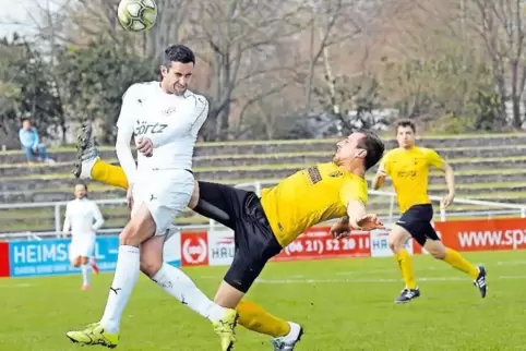 Siegtorschütze Gianluca Ferraro (SV Südwest, links) gewinnt das Duell gegen den Knittelsheimer Jochen Wilhelm.