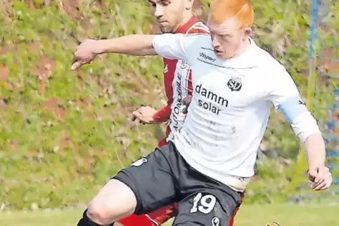 Doppel-Torschütze: Herschbergs Kapitän Jan Böhr, der hier den Ball vor Dominik Jolic behauptet.