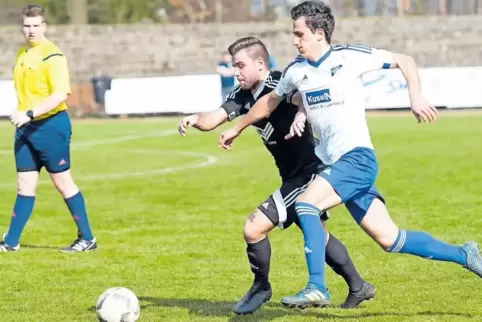 Dominick Heieck vom VfR Kaiserslautern (links) bedrängt Abdul Hadi Antar vom TuS Bedesbach-Patersbach (rechts).