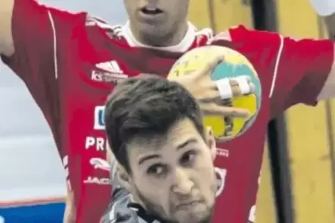 Treffsicher beim Comeback: Niklas Bayer (mit Ball, hier im Hinspiel) erzielte in Vallendar sieben Tore.