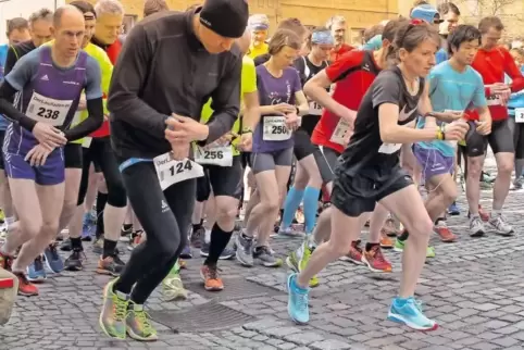 In Rockenhausen noch kurz die Uhr stellen, dann geht es los: Beginn des Rockie-Mountain-Laufs hinauf auf den Donnersberg. Rechts