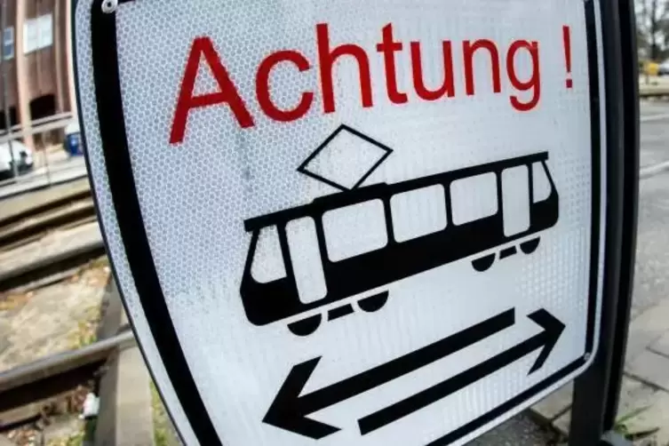 Eine 82-Jährige ist im Landkreis Karlsruhe unter eine Stadtbahn geraten und gestorben.  Symbolfoto: dpa