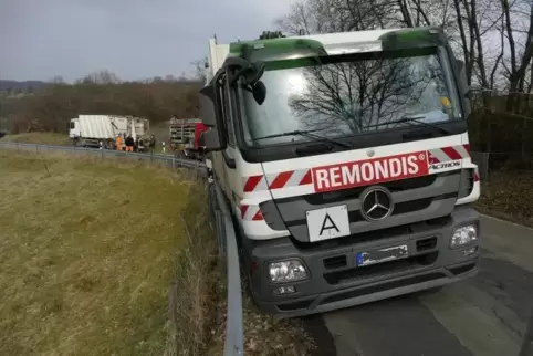 Die Leitplanke verhinderte Schlimmeres. Foto: sayer 