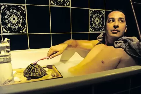 Freunde im Bad: Sammy (Bülent Ceylan) mit Schildkröte Rocky.