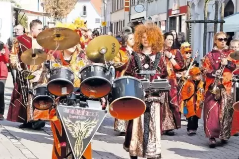 Sorgten für Stimmung in der verkehrsberuhigten Zone: die Guggenmusiker „Phoenixkrechzer“.