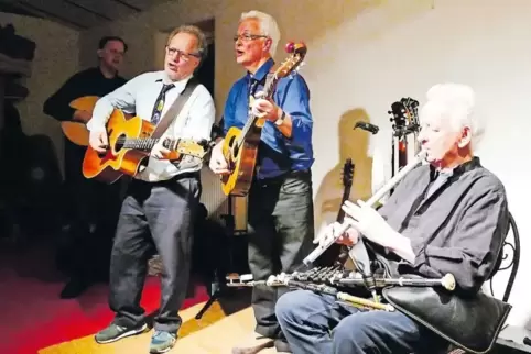 Jam Session: „Pipeline“ und „Matching Ties“ spielen gemeinsam auf.