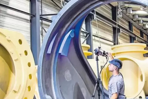 Mit Scannern prüfen Mitarbeiter vorm Ausliefern die Qualität der Gussteile.
