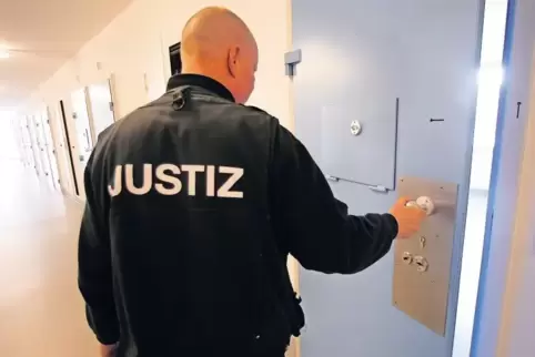 Ob und wie lange der Angeklagte ins Gefängnis muss, wird das Gericht vermutlich am morgigen Mittwoch entscheiden.