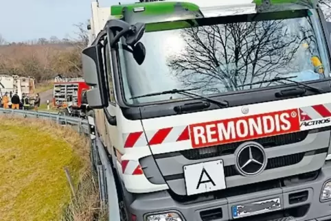 Die Leitplanke verhinderte, dass der Laster die Böschung hinabstürzte.
