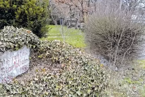„Hier ruht die Glantalbahn 1896 1986“ steht auf dem Gedenkstein in Lauterecken.