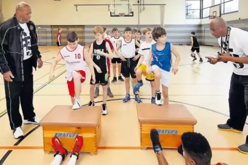 Wieder da: der frühere Basketballstar David Jones (links) leitet das Camp in der Nordhalle und hat seinen Bruder Bill gleich mit