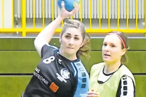 MFSG-Spielerin Pia Stark (am Ball) setzte mit elf Treffern einige Akzente im Spiel der Wölfinnen.
