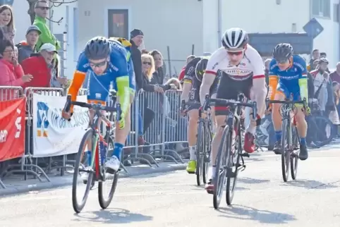 Der Sprint des Feldes um den dritten Platz im Hauptrennen: Florenz Knauer vom Herrmann-Radteam (links) und Simon Nuber vom Team 